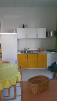 eine Küche mit einem Tisch in einem Raum - Schränke, Küchenspüle, Möbel, Spüle, Eigentum, Arbeitsplatte, Wasserhahn, Küche, Holz, Innenarchitektur