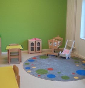 ein Schlafzimmer mit einem Bett und einem Schreibtisch in einem kleinen Raum - Spielzeug, Holz, Bodenbelag, Gebäude, Kindergarten, Babyprodukte, Kunststoff, Kindergarten, Hartholz, Stadt